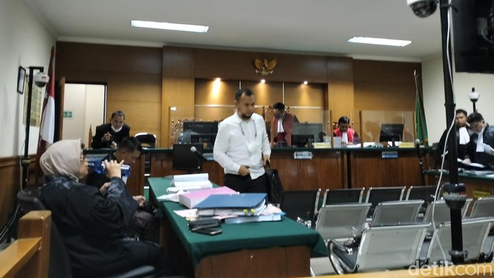 Terdakwa korupsi penggelapan pajak Samsat Kelapa Dua mengaku punya grup khusus untuk koordinasi penggelapan pajak dengan membobol aplikasi Samsat Banten (Bahtiar R/detikcom)