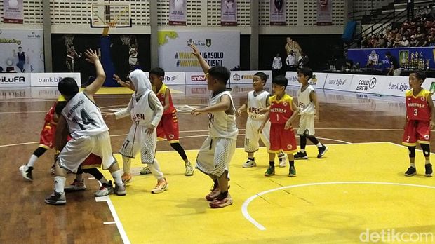 Tim Basket Jan Ethes, Humble Basketball Academy melawan SD Muhammadiyah Sapen di GOR Sritex  Arena Solo, Kamis (22/12/2022).