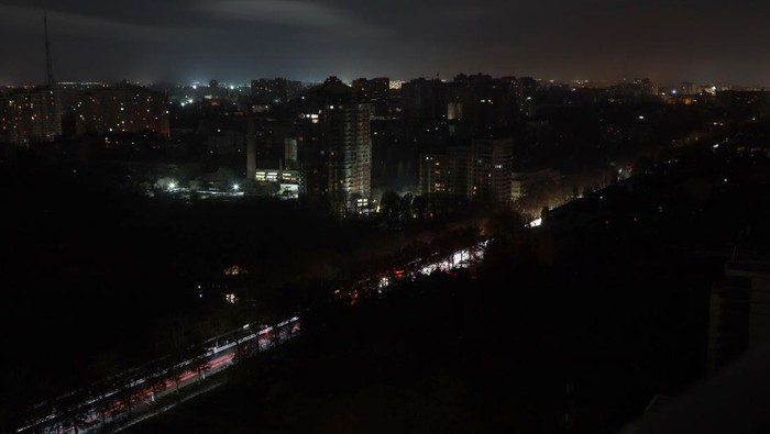 Ukraina Tambah Gelap! Kurang Pasokan Listrik Passengers ride in a city bus down a street during a power cut in downtown Odessa, on December 5, 2022, amid the Russian invasion of Ukraine. - Ukraine was targeted on December 5, 2022 after nearly half of the country's energy grid has been destroyed by recent Russian missile strikes and Kyiv warning of a fresh wave of attacks. (Photo by OLEKSANDR GIMANOV / AFP) (Photo by OLEKSANDR GIMANOV/AFP via Getty Images)