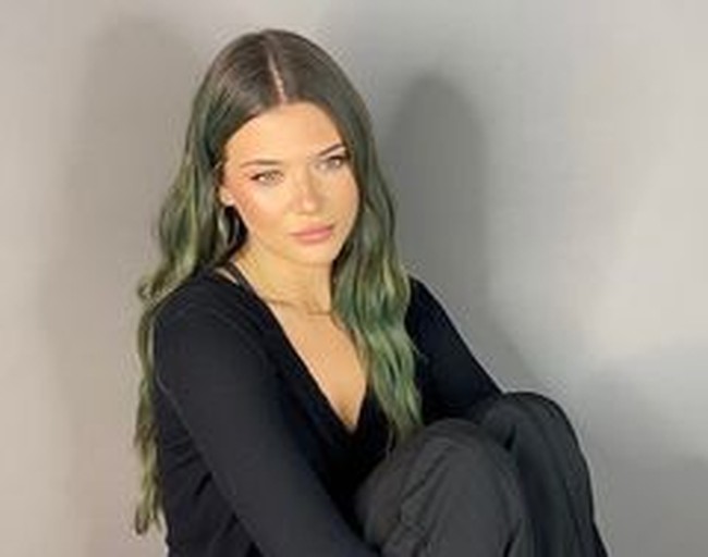 Leonardo DiCaprio lagi-lagi dikabarkan jalan bareng dengan wanita yang usianya tidak lebih dari 25 tahun. Dilaporkan Leo terlihat mesra dengan Victoria Lamas ketika meninggalkan The Bird Streets Club beberapa malam lalu. Keduanya tampak tertawa dan bercanda sebelum masuk ke dalam sebuah mobil yang sama.Foto: Instagram