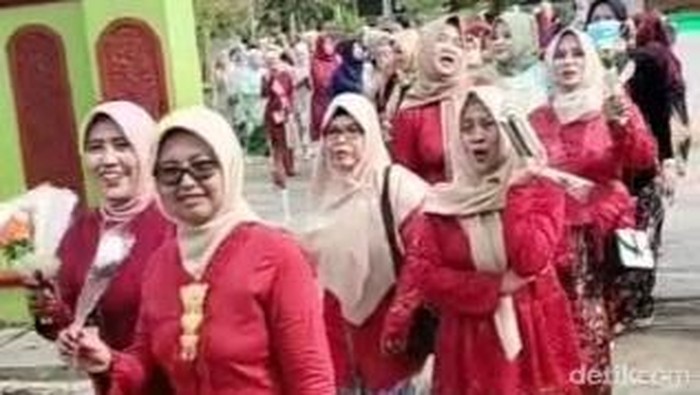 Wali murid dan guru di Bojonegoro menggelar pawai budaya Hari Ibu 2022