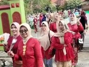 Wali Murid dan Guru di Bojonegoro Pawai Budaya Peringati Hari Ibu