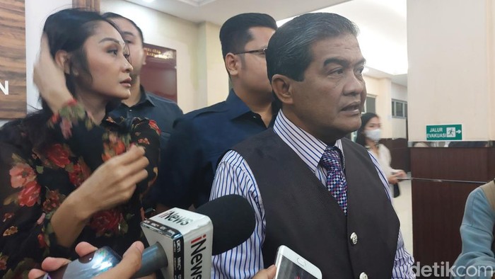 Wanita berinisial KEY dan kuasa hukumnya Muhammad Syafri Noer saat ditemui di Polres Jaksel terkait mantan suami aniaya anak kandung (Rumondang N/detikcom)