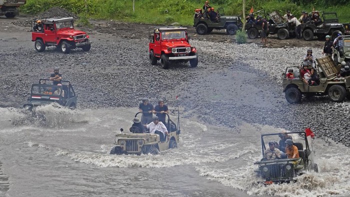 WISATA LIBUR NATARU DI YOGYA Wisatawan mengikuti wisata petualangan Lava Tour Merapi menggunakan mobil jip offroad di kali Kuning kawasan lereng gunung Merapi Kepuharjo, Cangkringan, Sleman, DI Yogyakarta, Kamis, (22/12/2022). Pengelola mengaku sejak sepekan menjelang libur Natal dan tahun baru 2023 yang bertepatan dengan libur sekolah wisata Lava Tour Merapi mulai ramai dikunjungi wisatawan dari berbagai daerah. ANTARA FOTO/Anis Efizudin/foc.
