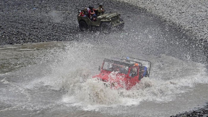 Wisatawan mengikuti wisata petualangan Lava Tour Merapi menggunakan mobil jip offroad di kali Kuning kawasan lereng gunung Merapi Kepuharjo, Cangkringan, Sleman, DI Yogyakarta, Kamis, (22/12/2022). Pengelola mengaku sejak sepekan menjelang libur Natal dan tahun baru 2023 yang bertepatan dengan libur sekolah wisata Lava Tour Merapi mulai ramai dikunjungi wisatawan dari berbagai daerah. ANTARA FOTO/Anis Efizudin/foc.