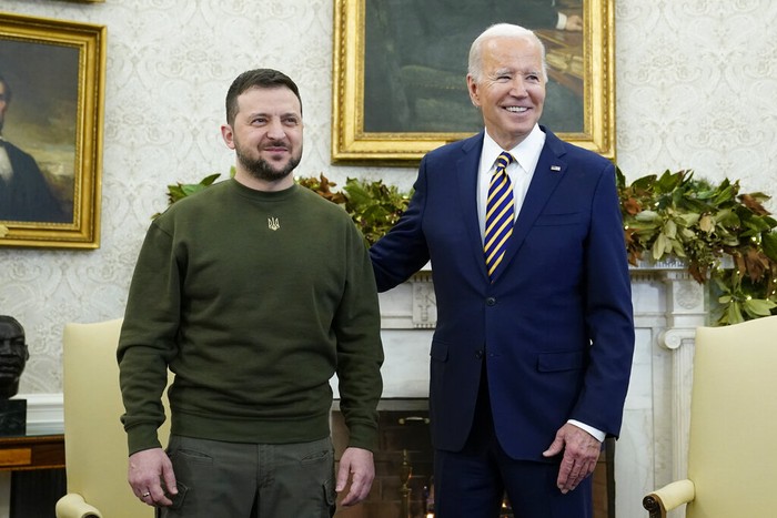 Presiden Ukraina Volodimir Zelensky terbang ke Amerika Serikat untuk bertemu Presiden Joe Biden. Pertemuan berlangsung di Gedung Putih, Amerika Serikat, Rabu (21/12/2022) waktu setempat.