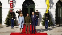 Biden dan Zelensky sempat foto bersama sebelum melakukan pertemuan di Ruang Oval.