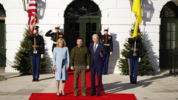 Zelensky Bertemu Biden di Amerika Serikat Presiden Ukraina Volodimir Zelensky terbang ke Amerika Serikat untuk bertemu Presiden Joe Biden. Pertemuan berlangsung di Gedung Putih, Amerika Serikat, Rabu (21/12/2022) waktu setempat.