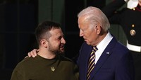Biden meletakkan tangannya di pundak Zelensky saat keduanya memasuki Gedung Putih.