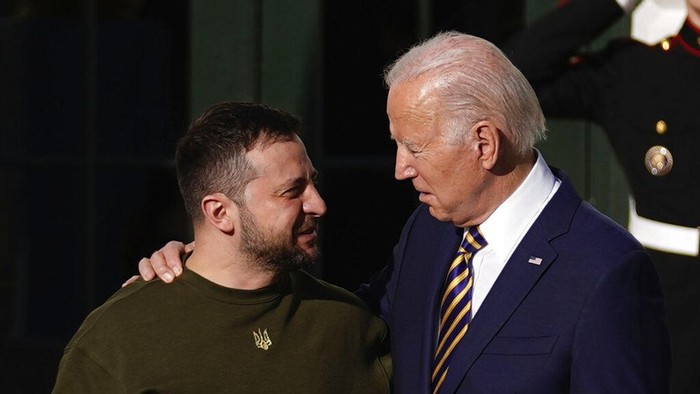 Presiden Ukraina Volodimir Zelensky terbang ke Amerika Serikat untuk bertemu Presiden Joe Biden. Pertemuan berlangsung di Gedung Putih, Amerika Serikat, Rabu (21/12/2022) waktu setempat.
