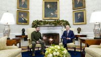 Ini merupakan kunjungan luar negeri pertama Zelensky sejak Ukraina diinvasi Rusia. 