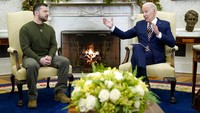 Dalam pertemuan ini, Zelensky mengenakan seragam militer warna hijau yang selalu dipakai sejak perang terjadi di negara. Sementara Biden tampil rapi dengan setelan jas.