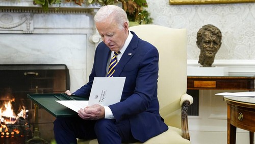Presiden Ukraina Volodimir Zelensky terbang ke Amerika Serikat untuk bertemu Presiden Joe Biden. Pertemuan berlangsung di Gedung Putih, Amerika Serikat, Rabu (21/12/2022) waktu setempat.