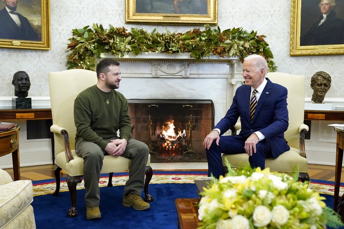 Presiden Ukraina Volodimir Zelensky terbang ke Amerika Serikat untuk bertemu Presiden Joe Biden. Pertemuan berlangsung di Gedung Putih, Amerika Serikat, Rabu (21/12/2022) waktu setempat.
