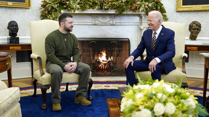 Presiden Ukraina Volodimir Zelensky terbang ke Amerika Serikat untuk bertemu Presiden Joe Biden. Pertemuan berlangsung di Gedung Putih, Amerika Serikat, Rabu (21/12/2022) waktu setempat.
