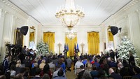 Biden dan Zelensky menggelar konferensi pers bersama usai pertemuan. Dalam pernyataannya, Zelensky berusaha menegaskan bahwa dirinya tidak didorong kepada penyelesaian yang membuat wilayah Ukraina -- yang beberapa dicaplok Moskow -- berada di tangan Rusia.