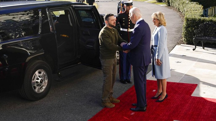 Presiden Ukraina Volodimir Zelensky terbang ke Amerika Serikat untuk bertemu Presiden Joe Biden. Pertemuan berlangsung di Gedung Putih, Amerika Serikat, Rabu (21/12/2022) waktu setempat.