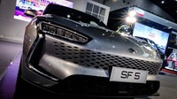 DFSK turut meramaikan pasar mobil listrik di Indonesia. DFSK Gelora E dan DFSK SF5 telah hadir pada ajang IIMS 2022. DFSK Gelora Electric dibandrol Rp 484.000.000-Rp 582.100.000. (Foto: Andhika Prasetia/detikcom)