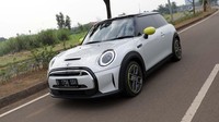 Sejak diluncurkan pada awal Juni 2022 silam, MINI Electric jadi buah bibir para pencari mobil listrik. Pasalnya, MINI Electric hanya terpaut sedikit dengan Cooper S 3-door dari segi harga yakni tak sampai Rp 1 miliar. (Foto: Muhammad Hafizh Gemilang/detikcom)