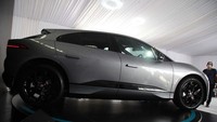 Mobil para Sultan, mobil listrik Jaguar I-Pace juga diluncurkan di tahun 2022. Kendaraan premium tersebut dibanderol nyaris Rp 3 miliar dengan status off the road. (Foto: Ari Saputra/detikcom)