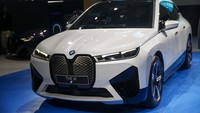 Mobil listrik BMW iX saat mejeng di Gaikindo Indonesia International Auto Show (GIIAS 2022), Convention Hall, ICE BSD, Tangerang, Kamis (11/8/2022). Harga mobil ini Rp 2.267.000.000 (off the road). (Foto: Grandyos Zafna/detikcom)