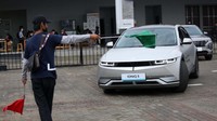 Hyundai IONIQ 5 telah ramai menghiasi jalanan di Indonesia. Mobil ini dibandrol Rp 748.000.000-Rp 859.000.000. (Foto: Agung Pambudhy/detikcom)