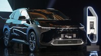 Terakhir ada Toyota bZ4X. Mobil ini dibanderol dengan harga harga Rp 1,19 miliar. (Foto: Agung Pambudhy/detikcom)
