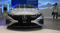 PT Mercedes-Benz Distribution Indonesia (MBDI) meluncurkan mobil listrik EQ-series di Indonesia, yakni Mercedes-Benz EQE dan EQS. Harganya dimulai dari Rp 2,21 M. (Foto: Ari Saputra/detikcom)