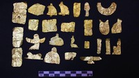 Ketika para peneliti melakukan pembongkaran, arkeolog menemukan banyak artefak yang luar biasa. Salah satunya adalah penemuan beberapa kepingan berlapis emas. Kepingan tersebut merupakan hiasan untuk pemakaman kuno di Tell El Deir itu. (Foto: Dokumentasi Kementerian Pariwisata dan Kepurbakalaan Mesir)