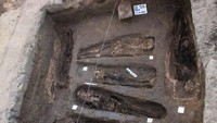 20 makam kuno yang ditemukan memiliki bentuk yang bervariasi antara satu makam dan lainnya. Namun yang pasti makam tersebut terbuat dari batu bata lumpur dan lubang yang sederhana. Laman Ancient Origins menambahkan, struktur batu tersebut kemungkinan merupakan penguburan orang kaya. Sedangkan lubang tersebut berbentuk parit sederhana yang kemungkinan pada masa itu ditujukkan bagi masyarakat Mesir yang kurang mampu. Sekjen Dewan Tertinggi Kepurbakalaan Mesir Mostafa Waziri menunjukkan penemuan pemakaman era Mesir Kuno ini diperuntukkan bagi orang kaya dan miskin dalam satu kompleks pemakaman dan memiliki arti yang signifikan.(Foto: Dokumentasi Kementerian Pariwisata dan Kepurbakalaan Mesir)