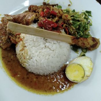 5 Rekomendasi Nasi Campur Halal di Pulau Dewata, Lauknya Nikmat!