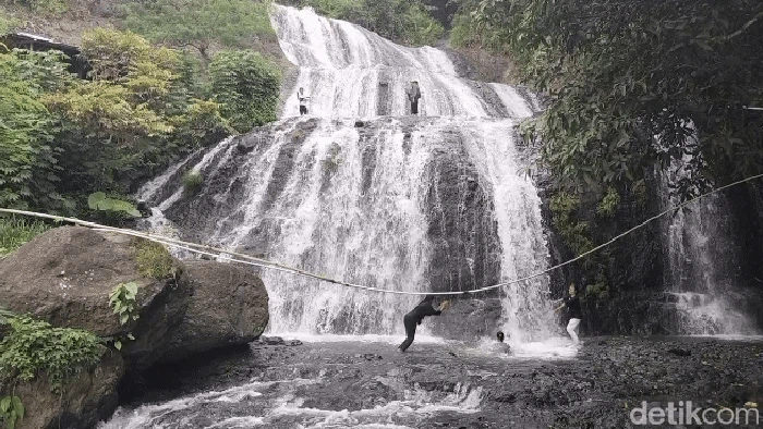 Air terjun Cibubuay, wisata baru di Kabupaten Sukabumi. Di sini juga terdapat kolam air hangat alami.