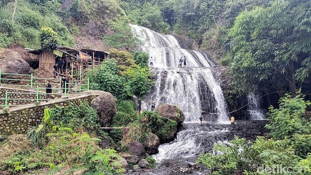 Air terjun Cibubuay, wisata baru di Kabupaten Sukabumi. Di sini juga terdapat kolam air hangat alami.