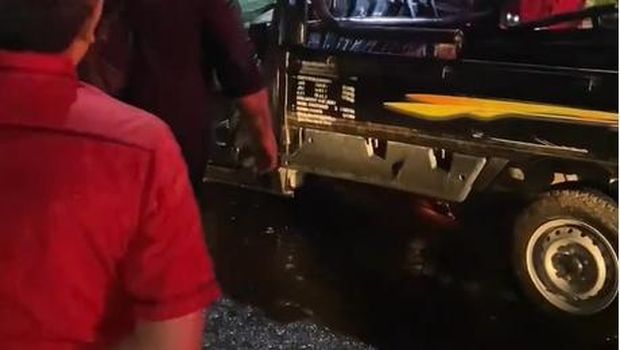 Akibat angin kencang yang disertai hujan sebuah mobil Carry/pikap tertimpa pohon pinang tepatnya di Jalan PB Sudirman Denpasar.
