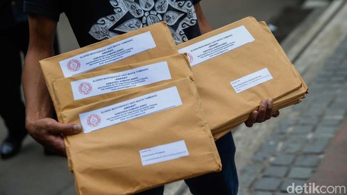 Aktivis Anti Mafia Tambang datangi kantor PBB. Mereka menyerahkan data kejahatan korporasi serta pelanggaran HAM perusahaan PT. Amman Mineral Nusa Tenggara.