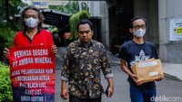 Aktivis dari Aliansi Masyarakat Anti Mafia Tambang mendatangi kantor PBB Perwakilan Indonesia di Jakarta, Jumat (23/12/2022).