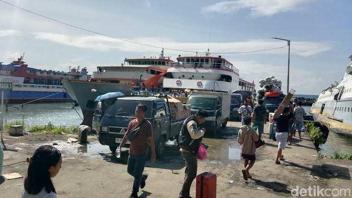 Aktivitas penumpang di Pelabuhan Manado, Sulut.