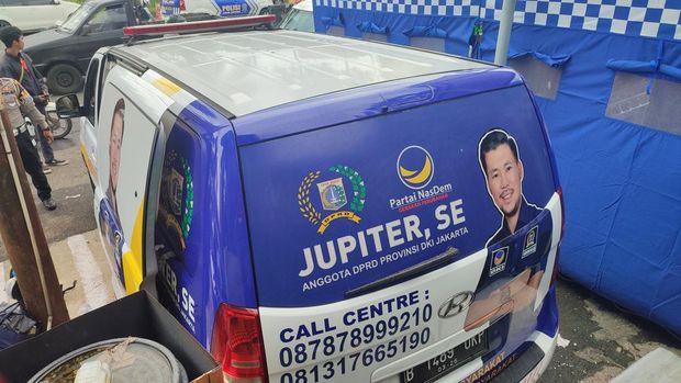Ambulans berstiker anggota DPRD DKI dari NasDem, Jupiter diamankan polisi karena melawan arah di kawasan puncak, Simpang Gadog, Kab. Bogor.