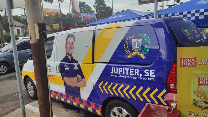 Ambulans berstiker anggota DPRD DKI dari NasDem, Jupiter diamankan polisi karena melawan arah di kawasan puncak, Simpang Gadog, Kab. Bogor.