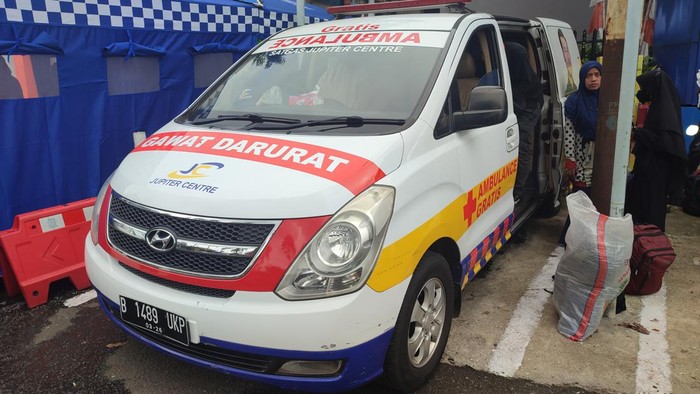 Ambulans berstiker anggota DPRD DKI dari NasDem, Jupiter diamankan polisi karena melawan arah di kawasan puncak, Simpang Gadog, Kab. Bogor.