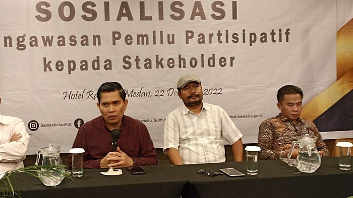 Anggota Bawaslu Sumut Suhadi (dua kiri) dan narasumber pada kegiatan sosialisasi di Medan.