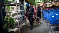 Pasukan Gegana dan anjing K-9 menyisir Gereja Katedral, Jakarta, Jumat (23/12/2022).