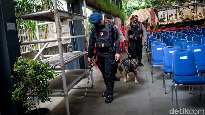 Anjing K-9 dan Gegana menyisir area Gereja Katedral, Jakarta menjelang Natal. Penyisiran dilakukan untuk memastikan keamanan gereja.