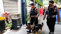 Penyisiran dilakukan untuk memastikan keamanan Gereja Katedral selama ibadah Natal.  