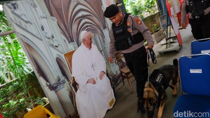 Anjing K9 dan Gegana Sisir Gereja Katedral Jelang Natal Anjing K-9 dan Gegana menyisir area Gereja Katedral, Jakarta menjelang Natal. Penyisiran dilakukan untuk memastikan keamanan gereja.