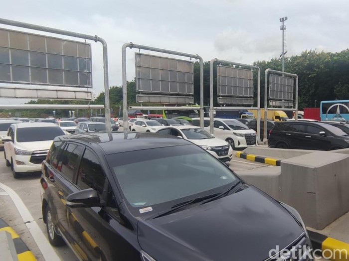 Antrean mobil di gerbang tol Kalikangkung, Semarang, Jumat (23/12/2022) siang.