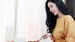Momen Romantis Arumi Bachsin dan Emil Dardak Saat Kulineran