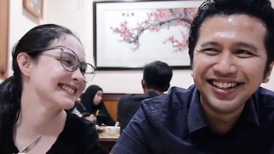 Momen Romantis Arumi Bachsin dan Emil Dardak Saat Kulineran