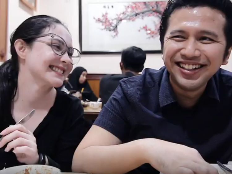 Momen Romantis Arumi Bachsin dan Emil Dardak Saat Kulineran