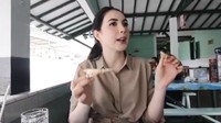 Momen kuliner Arumi juga terlihat ketika menyantap rajungan di sebuah rumah makan. Ia mengatakan kalau rajungan itu sangatlah enak. Foto: Instagram @arumibachsin_94